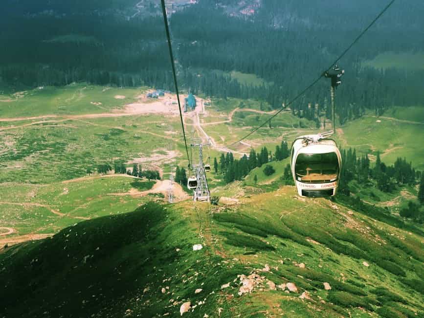 Gondola & Golf: Gulmarg Luxury Stay with Meadow Walks