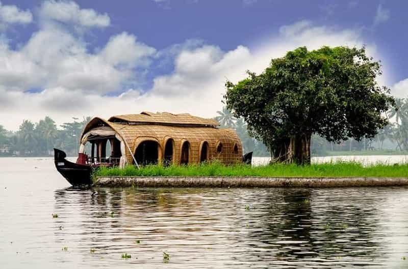 Luxury Kerala Backwaters: Private Houseboat in Alleppey