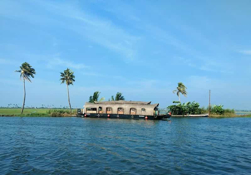 Backwater Cycling & Village Life: Alleppey Lagoons & Local Markets