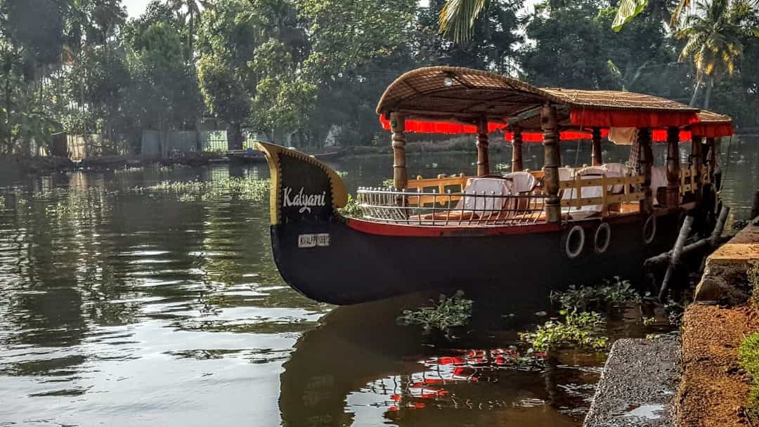 Kumarakom Luxury Houseboat & Spa Escape: Romantic Waterway Stay