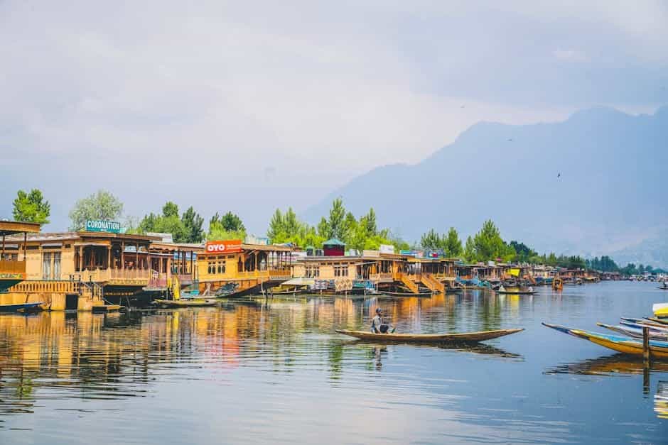 Luxury Kashmir Escape: Premium Houseboat, Chauffeur & Private Guides