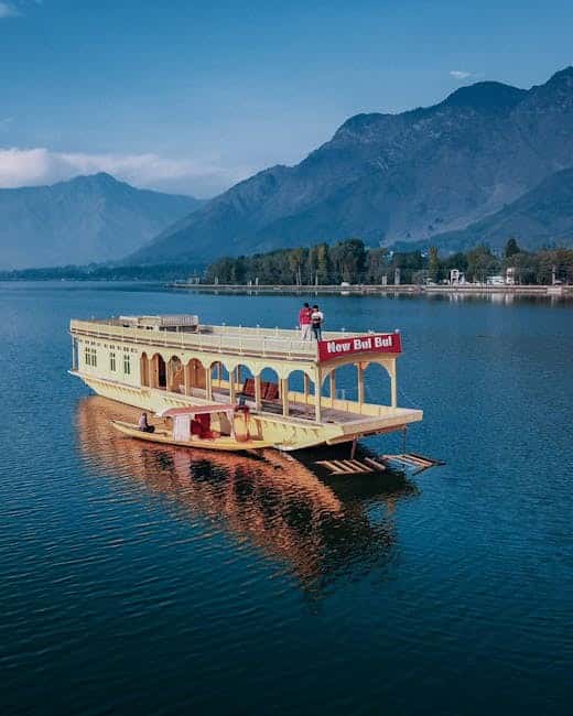 Luxury Houseboat Retreat: Private Butler & Dal Lake Views