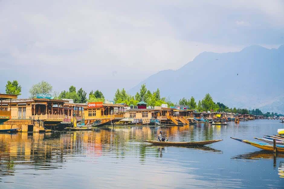 Luxury Kashmir Escape: Premium Houseboat, Chauffeur & Private Guides