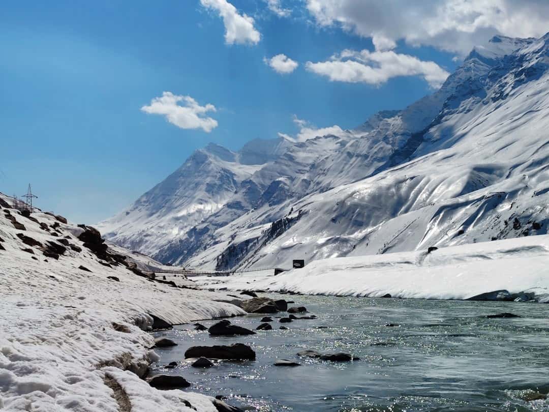 Rohtang Pass Adventure 4 Nights: Snow Experience & Valley Tours