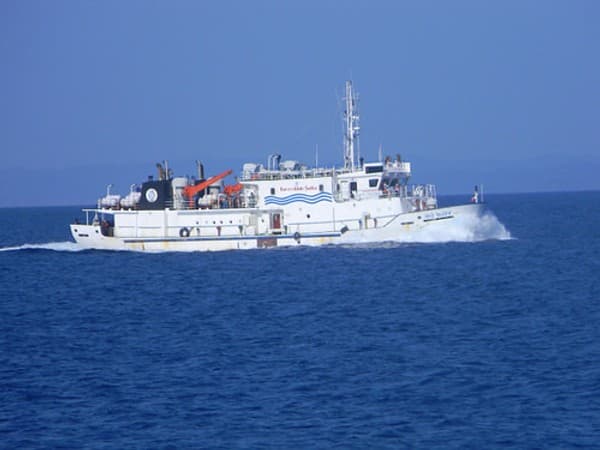 Scenic ferry and island-hopping circuit Photo 2