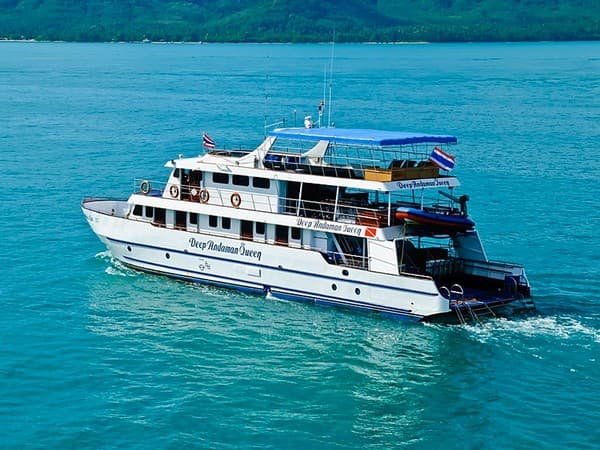 Scenic ferry and island-hopping circuit