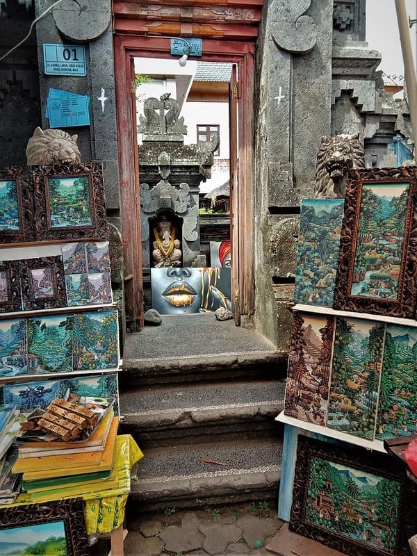 Ubud Art Market browsing Photo 3