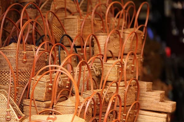 Ubud Art Market browsing Photo 1