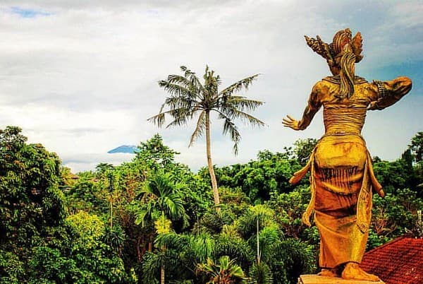 The view from the Blanco Renaissance Museum, #Ubud, #Bali: March 2008. 🌴  #ubudbali #indonesia #seasia #travel #solotravel #statue #gold #palmtrees #explore #exploretocreate #travelphotography #museum #blancorenaissancemuseum