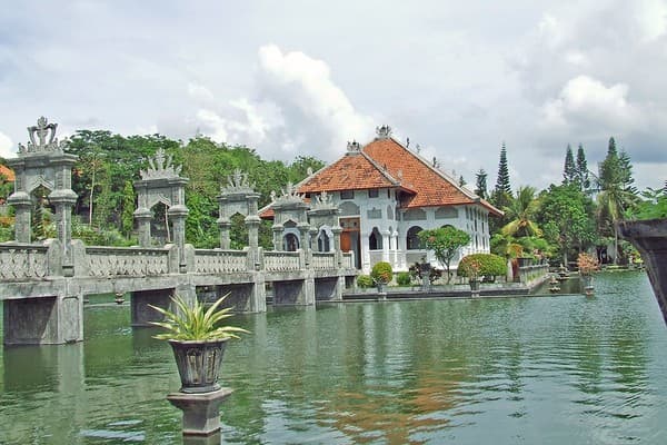 Taman Ujung Water Palace, Bal