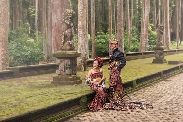 Mariés balinais à Sangeh Monkey Forest