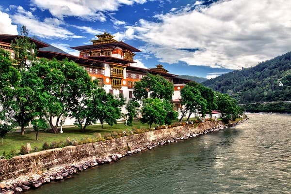 Visit Punakha Dzong (Pungthang Dewachen Phodrang)