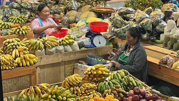 Thimphu Weekend Market and handicraft shopping Photo 3