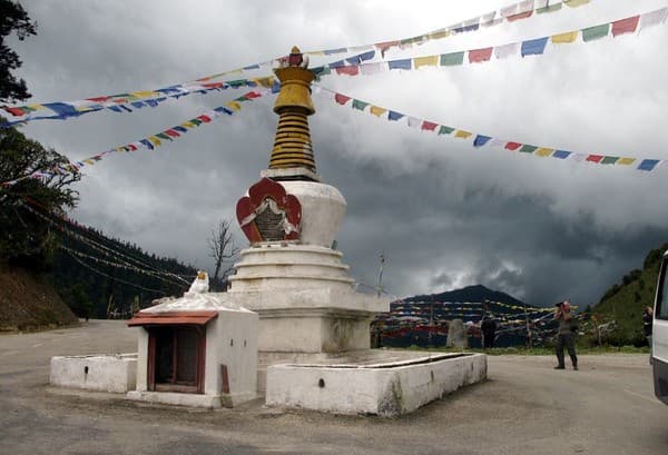 Pele La pass stupa