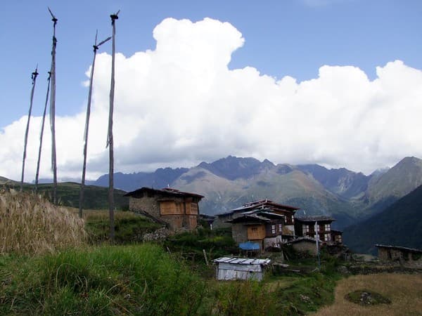 The first outlying farmhouses of Laya village