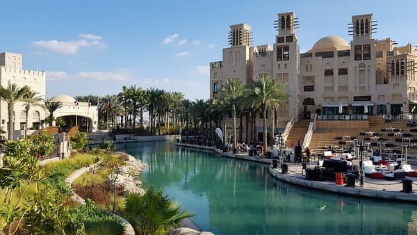 Das Madinat Jumeirah (arab. für „Stadt von Jumeirah“) ist ein 2004 eröffnetes Hotel-, Freizeit- und Geschäftszentrum in Dubai, das zu Dubais meistbesuchten Zielen für Touristen und Geschäftsreisende gehört.
