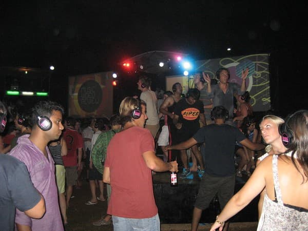 Silent disco on the beach Photo 3