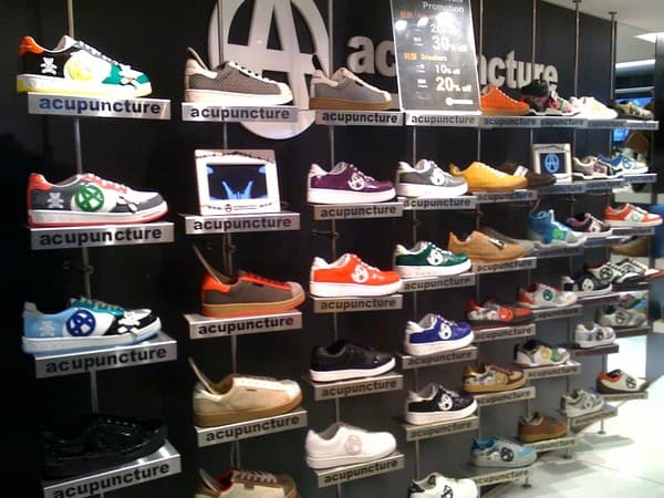 Ladies’ Market & Sneakers Street Photo 1