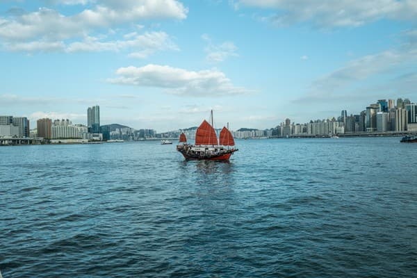 Victoria Harbour junk boat cruise