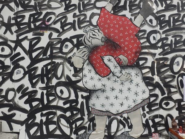 Sheung Wan street art and cafés Photo 2