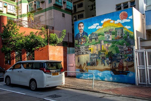 Sheung Wan street art and cafés Photo 3