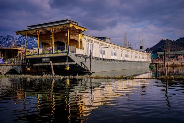 Stay overnight on a houseboat Photo 3