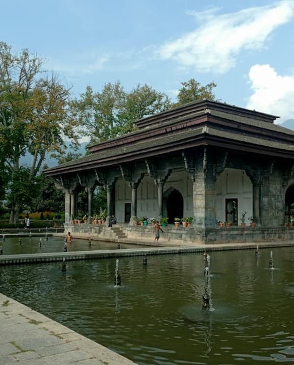 Stroll Shalimar Bagh (Mughal Garden) Photo 2