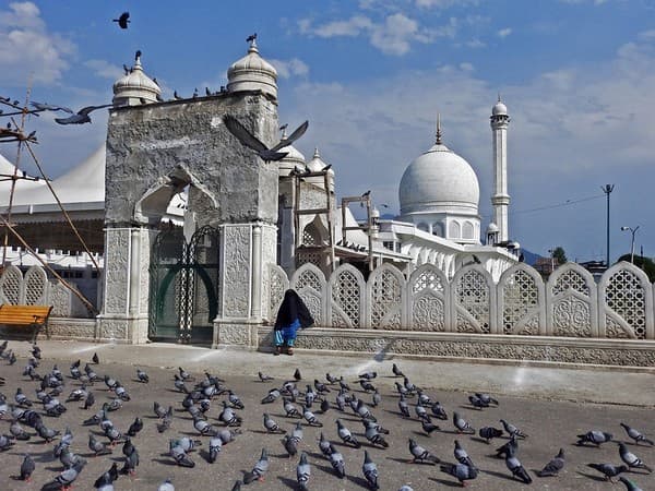 Pay respects at Hazratbal Shrine
