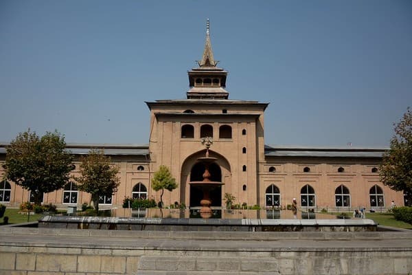 Visit Jamia Masjid and Nowhatta square