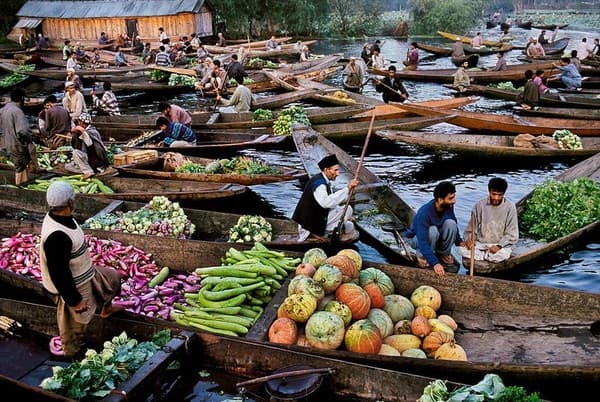 Floating vegetable market at dawn Photo 3