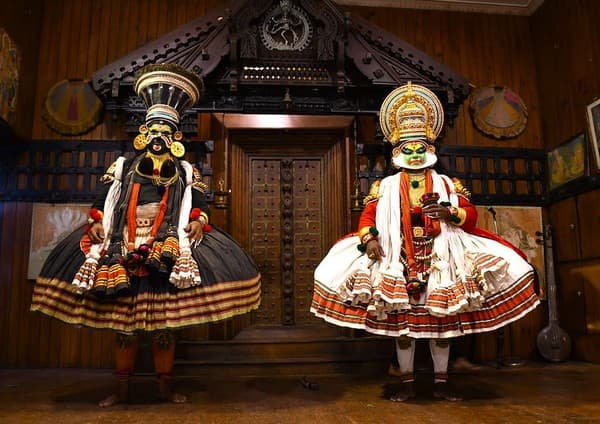 Kathakali classical dance performance Photo 2
