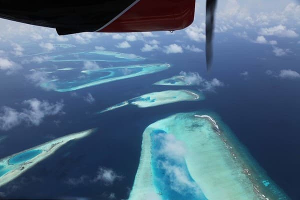 Seaplane scenic flight over atolls Photo 3