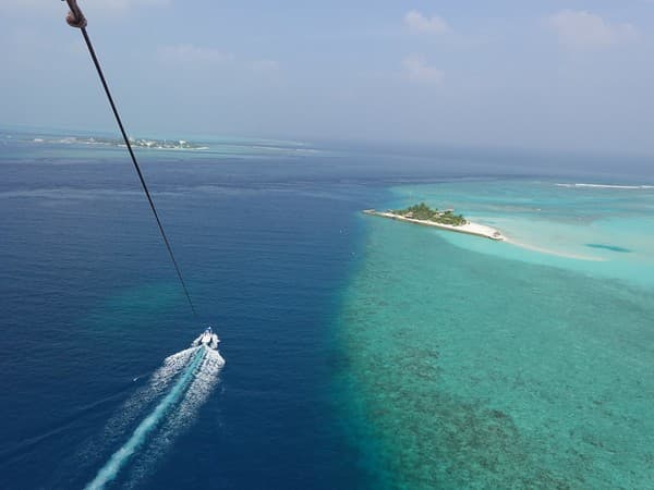 Parasailing over lagoons Photo 3