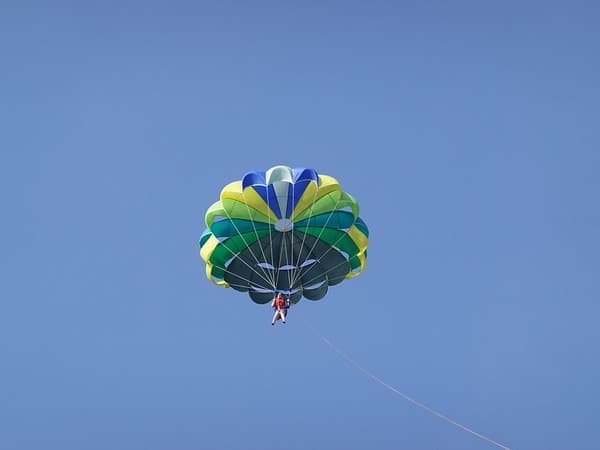 Parasailing over lagoons Photo 1