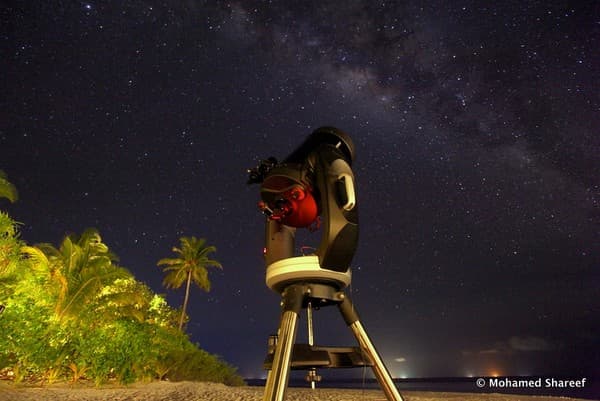 Stargazing on a remote sandbank Photo 1