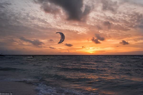 Kitesurfing (seasonal winds) Photo 3