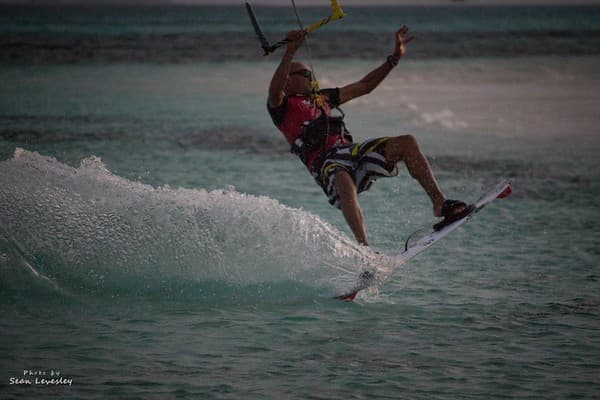 Kitesurfing (seasonal winds) Photo 2