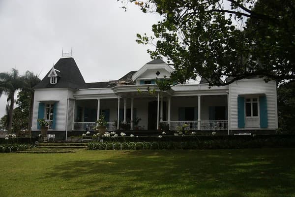 Domaine des Aubineaux: The Manor House (front view)
