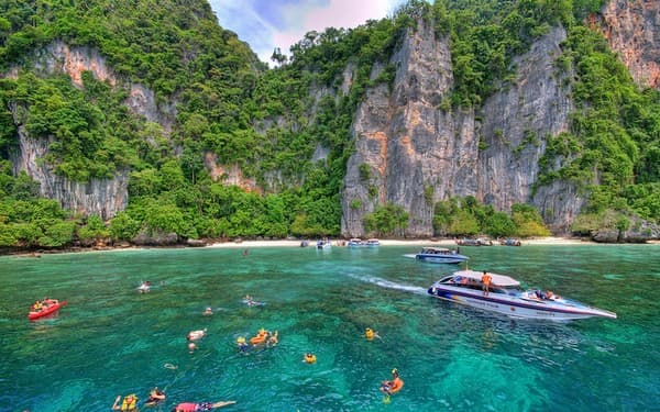 Phi Phi Islands snorkeling & viewpoint hike Photo 1