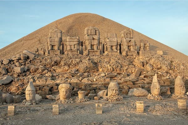 Mount Nemrut sunrise with giant statues Photo 2