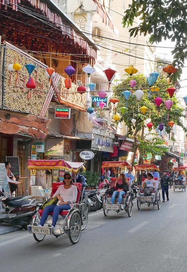 Stroll and shop the Hanoi Old Quarter Photo 3