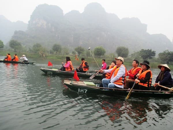 Boat the Trang An grottoes Photo 2