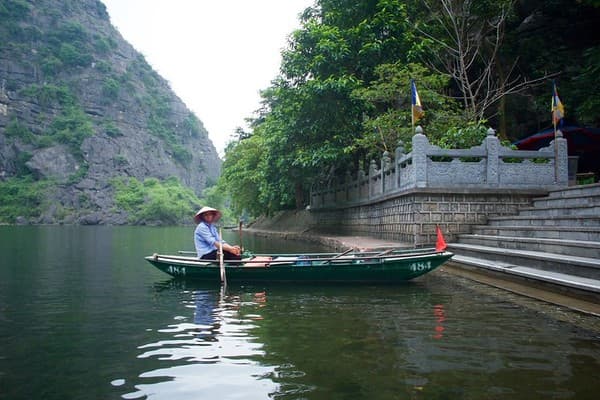 Boat the Trang An grottoes Photo 1