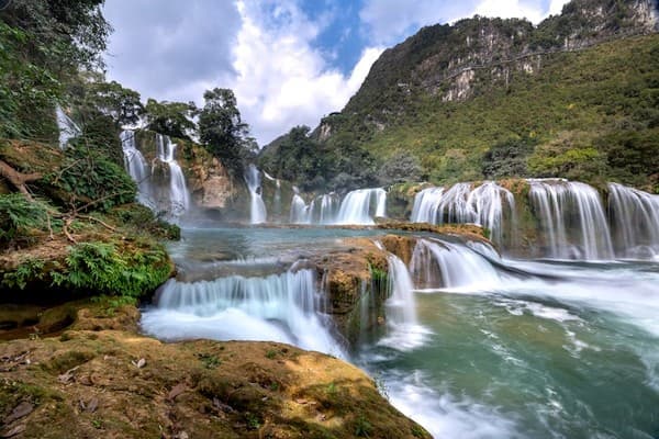 Visit Ban Gioc Waterfall on the China border Photo 1