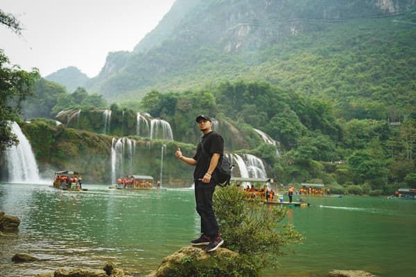 Visit Ban Gioc Waterfall on the China border Photo 3