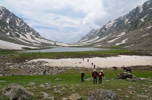 Walk towards Satsar lakes
