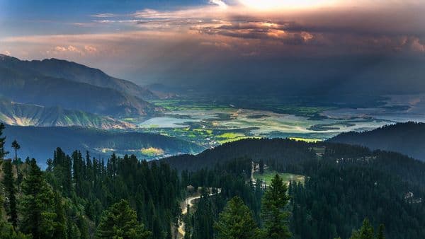 Wular Lake , Kashmir