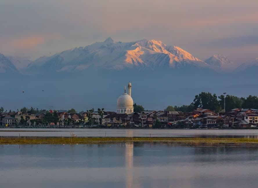Hazratbal Shrine: History, Significance & Visitor Guide for Kashmir