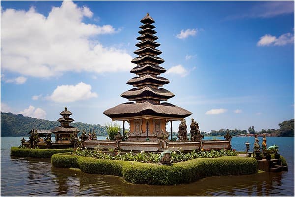 Ulun Danu Beratan Temple on the lake Photo 2