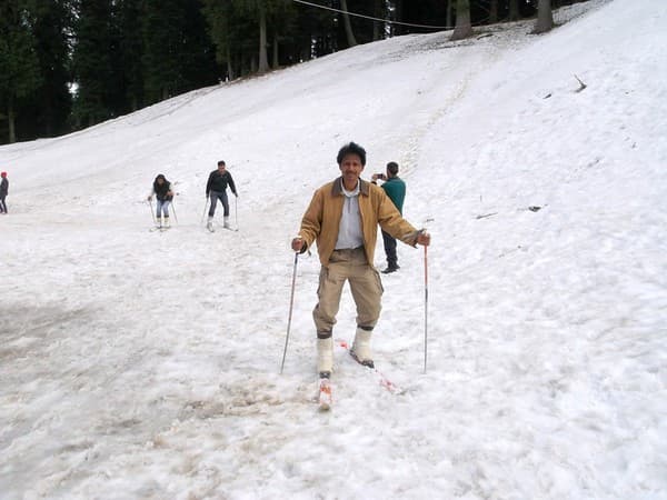 Skiing at Narkanda Photo 2